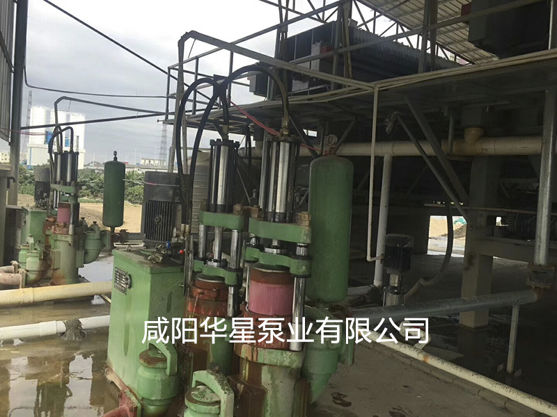 污水處理廠(chǎng)使用華星柱塞泥漿泵現(xiàn)場(chǎng)